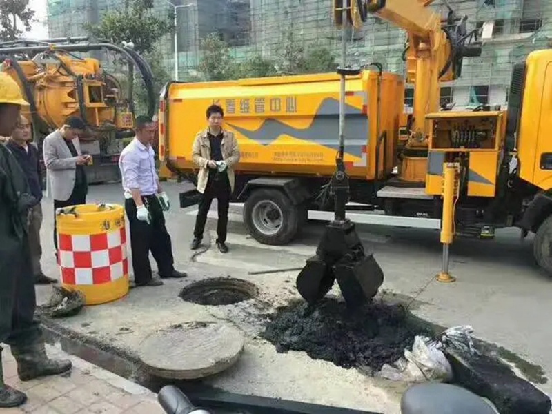 南昌街道：網(wǎng)格員化身“清道夫”，為民解憂(yōu)疏通“堵心”化糞池